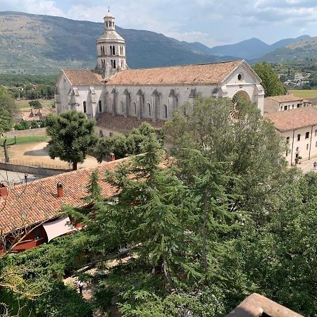 Casette Rosse Nel Borgo Medievale Di Fossanova Latina Exterior foto