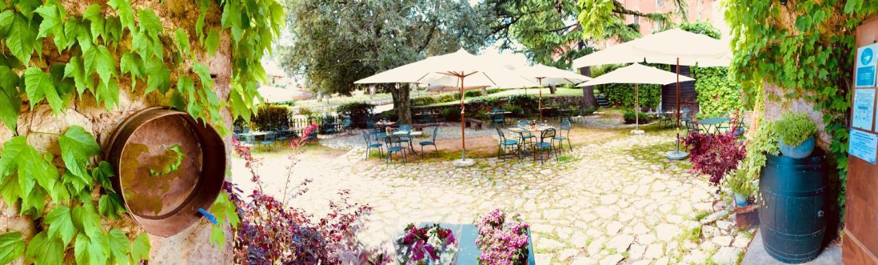 Casette Rosse Nel Borgo Medievale Di Fossanova Latina Exterior foto