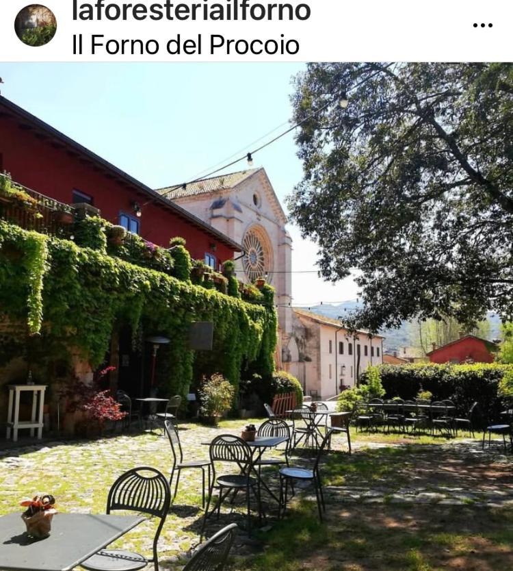 Casette Rosse Nel Borgo Medievale Di Fossanova Latina Exterior foto