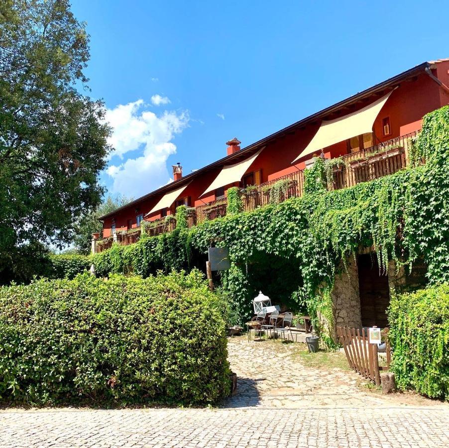 Casette Rosse Nel Borgo Medievale Di Fossanova Latina Exterior foto