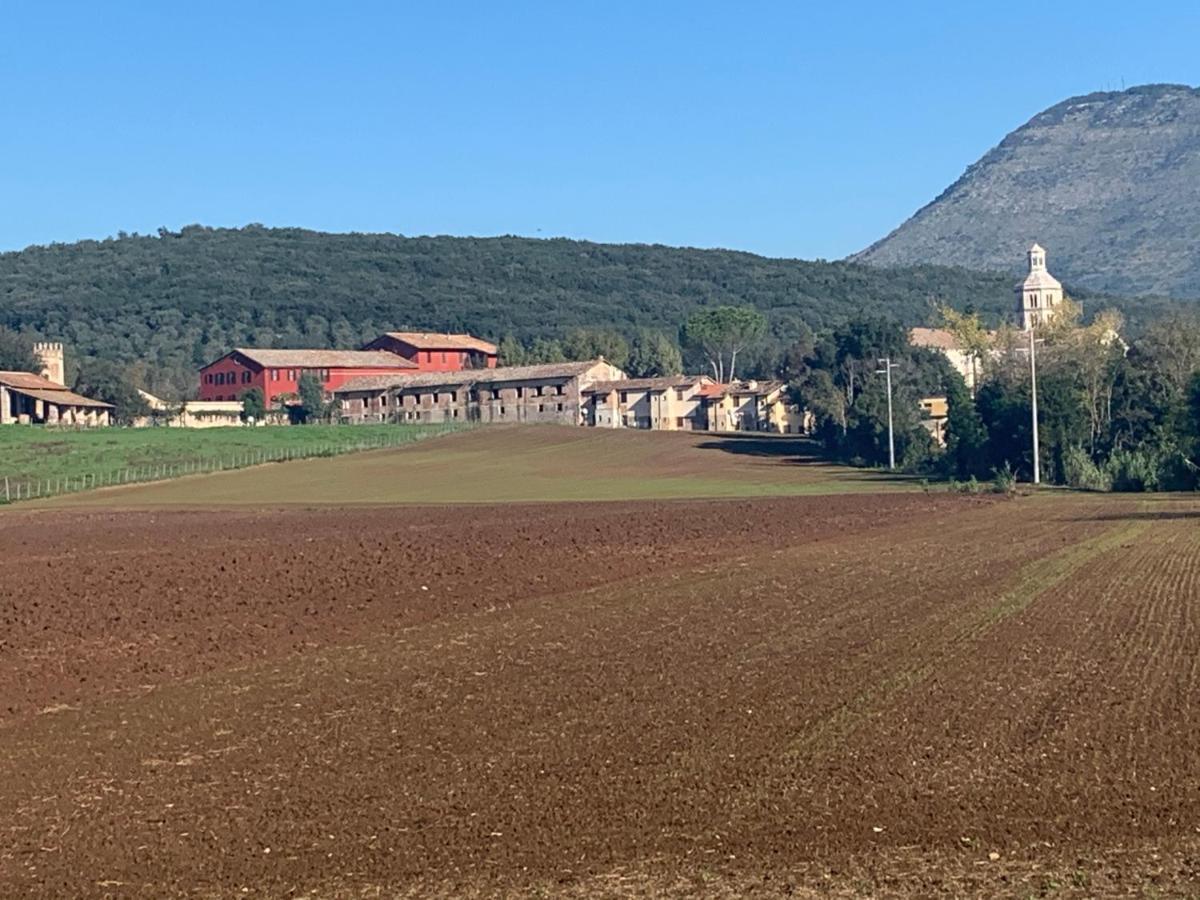 Casette Rosse Nel Borgo Medievale Di Fossanova Latina Exterior foto